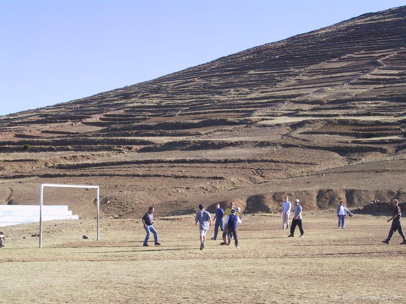 fotbalov zpas s domorodci<br>Furt v obrann akci